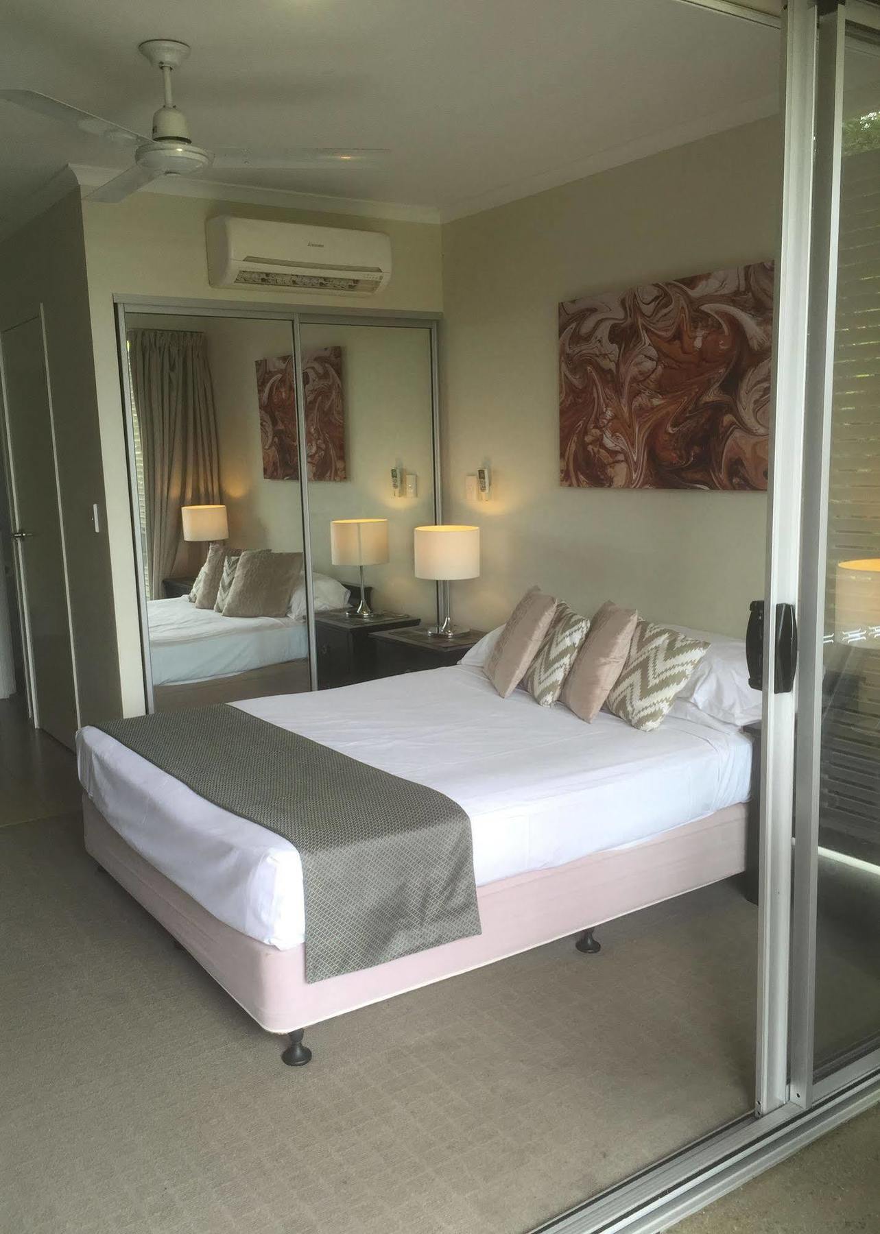Airlie Central Apartments Еърли Бийч Екстериор снимка