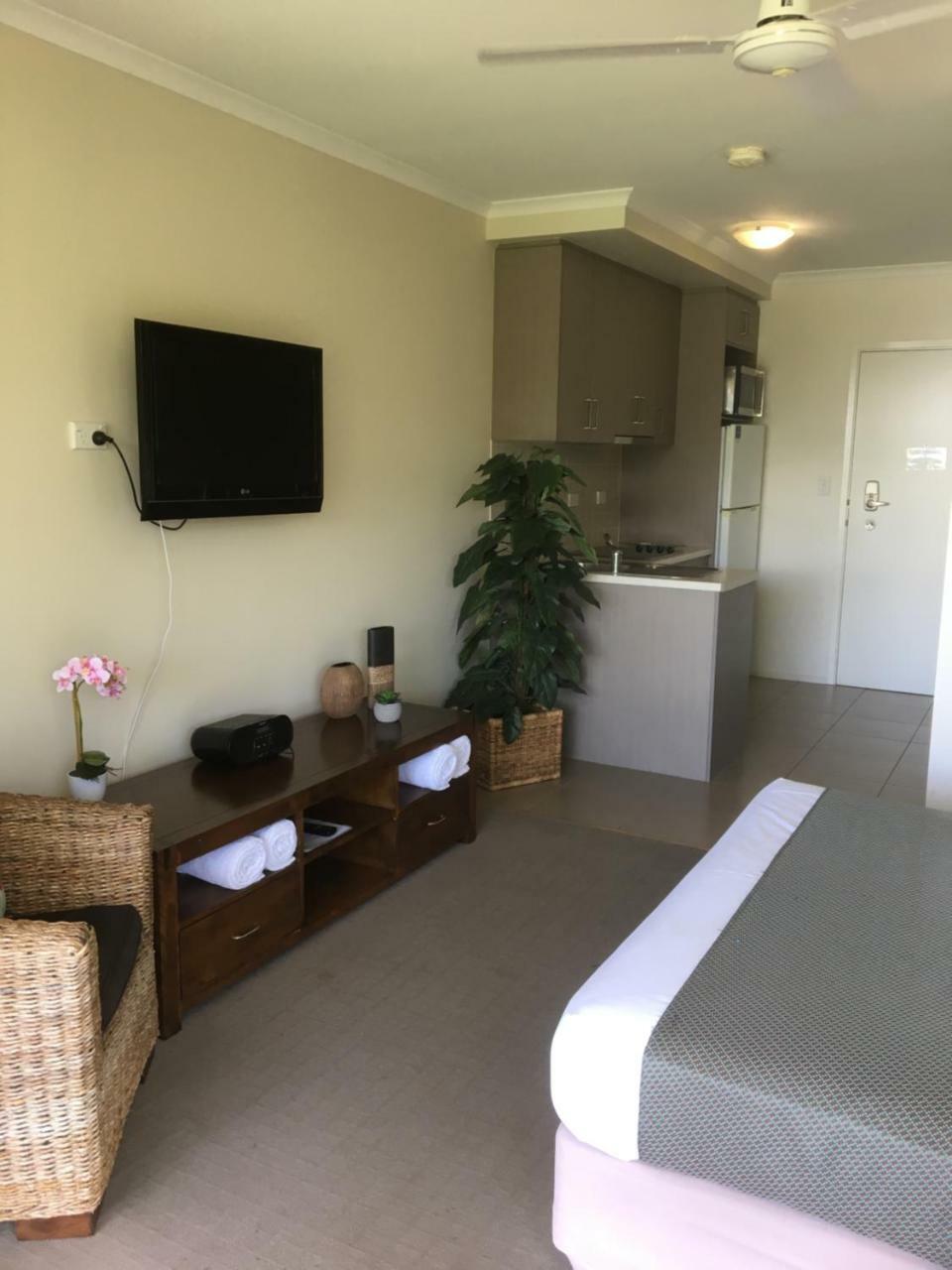 Airlie Central Apartments Еърли Бийч Екстериор снимка