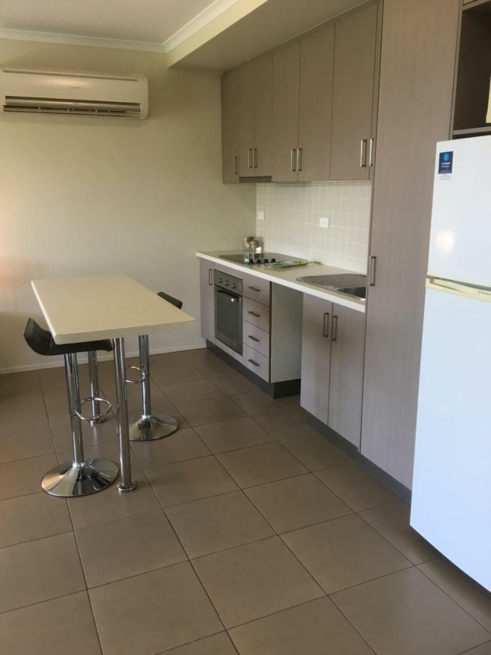 Airlie Central Apartments Еърли Бийч Екстериор снимка